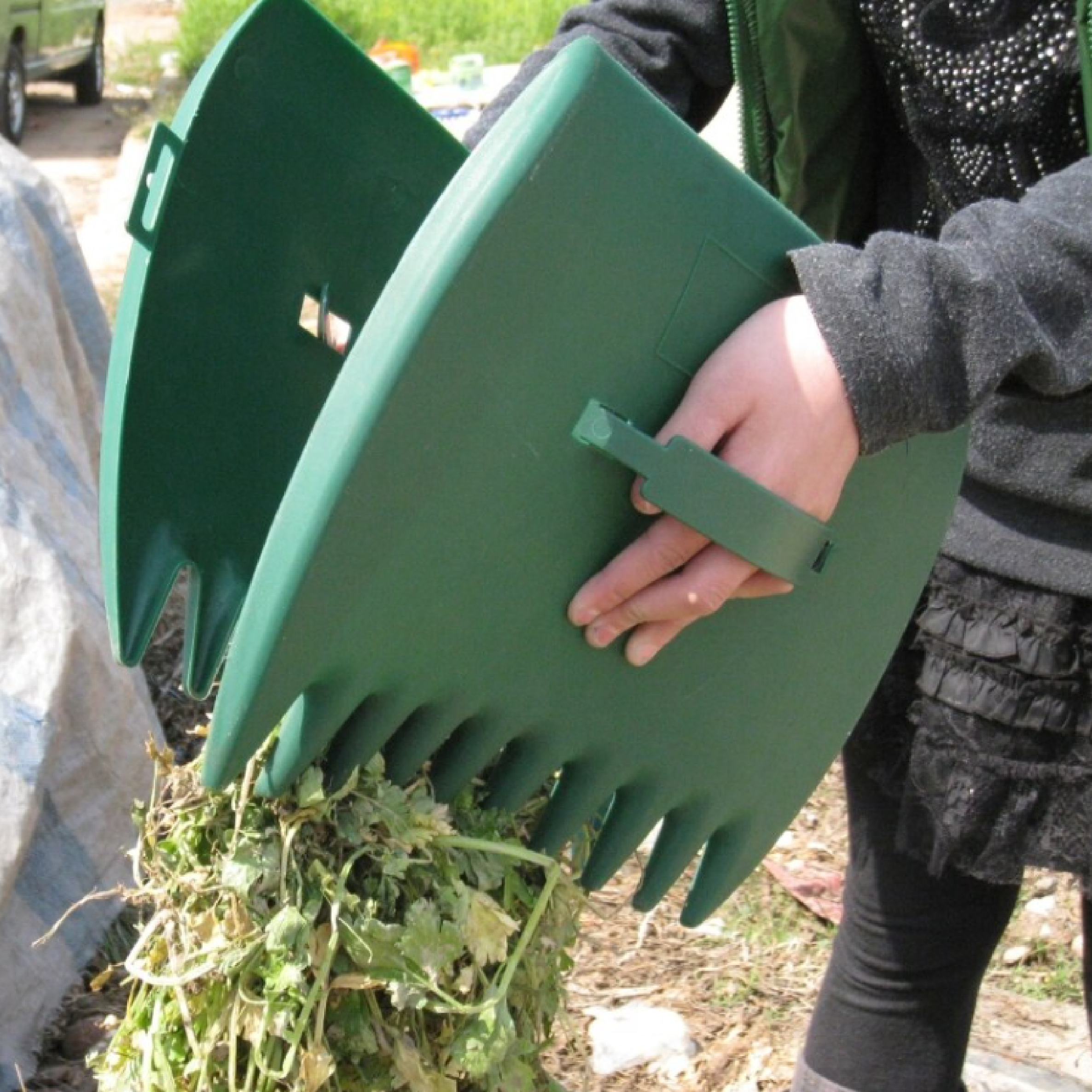 HardwareCity Portable Leaves Scoop PAIR