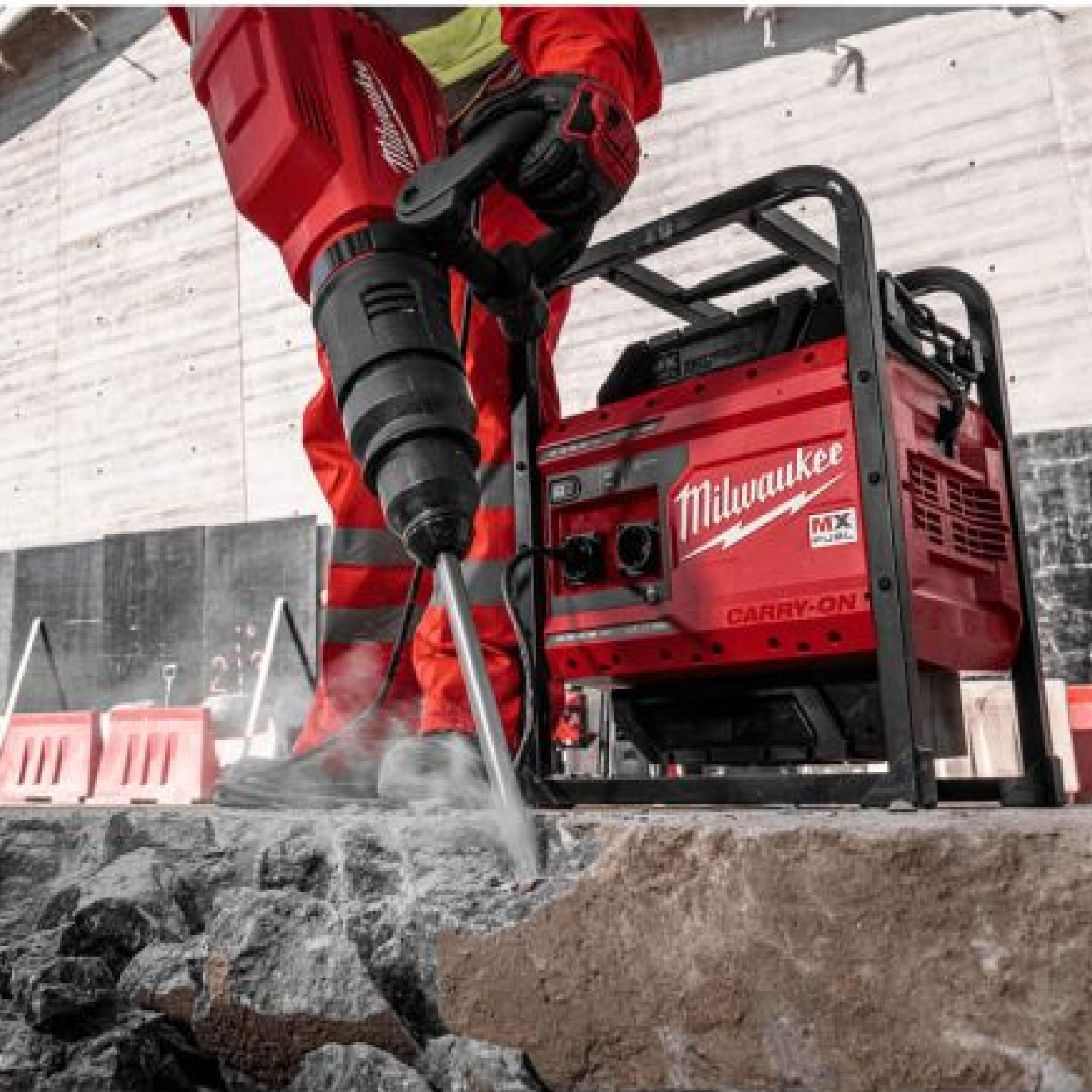 MILWAUKEE MX FUEL 3600W/1800W Portable Power Supply With HD812 Battery Kit 2 X 12.0AH MX-FUEL HD812 With FUEL SUPERCHARGER MXF-5C