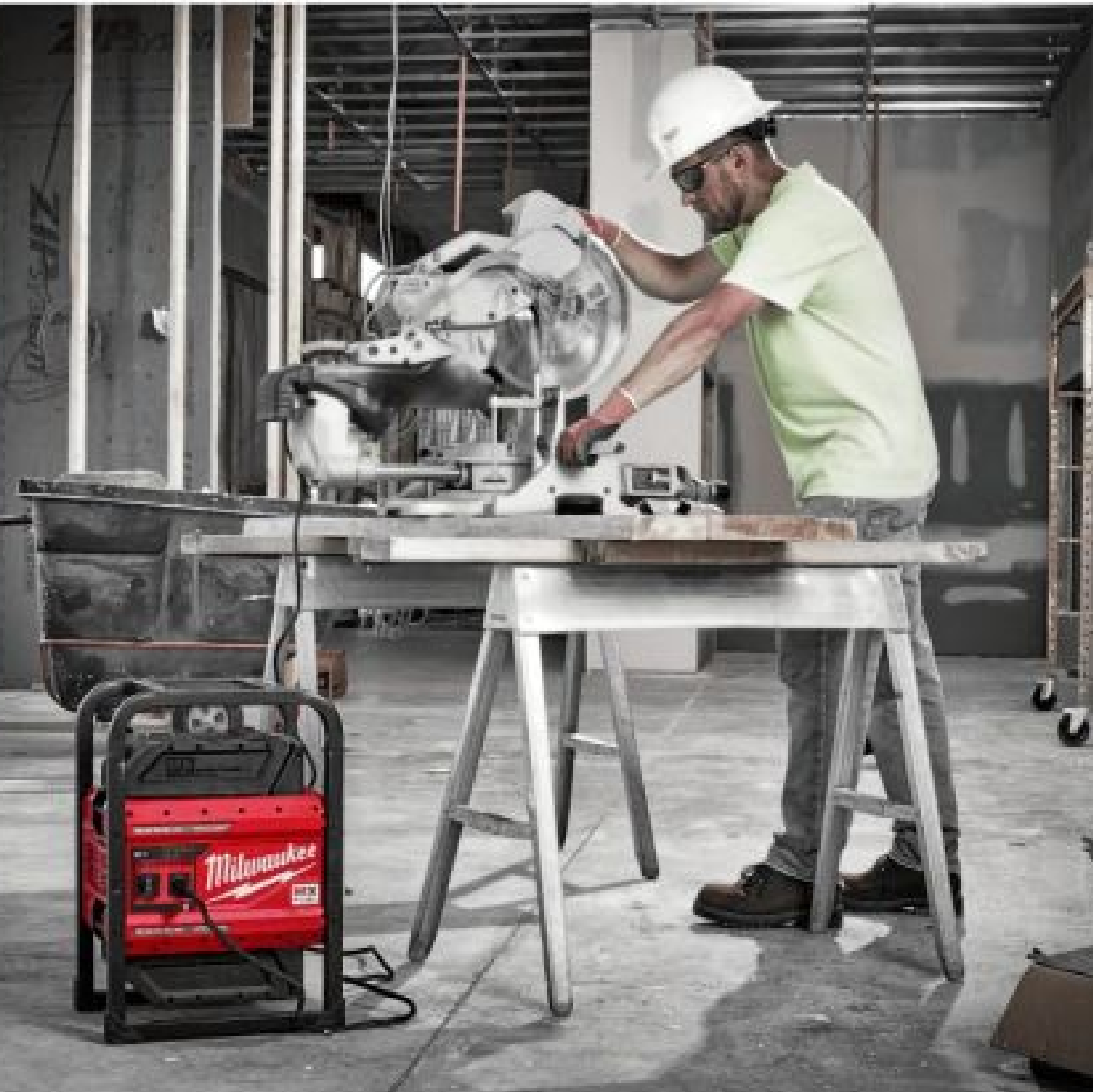 MILWAUKEE MX FUEL 3600W/1800W Portable Power Supply With HD812 Battery Kit 2 X 12.0AH MX-FUEL HD812 With FUEL SUPERCHARGER MXF-5C